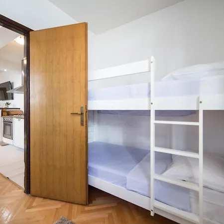 Apartment Apartman Rose Makarska