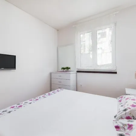 Apartment Apartman Rose Makarska