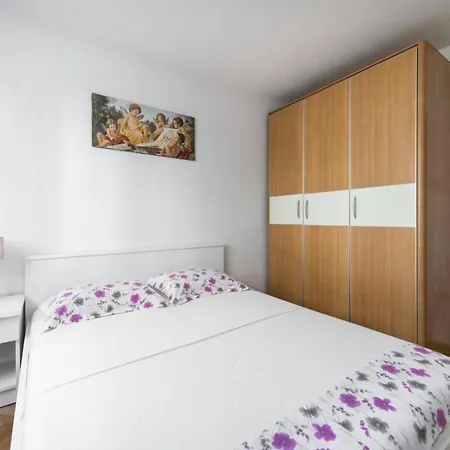 Apartment Apartman Rose Makarska
